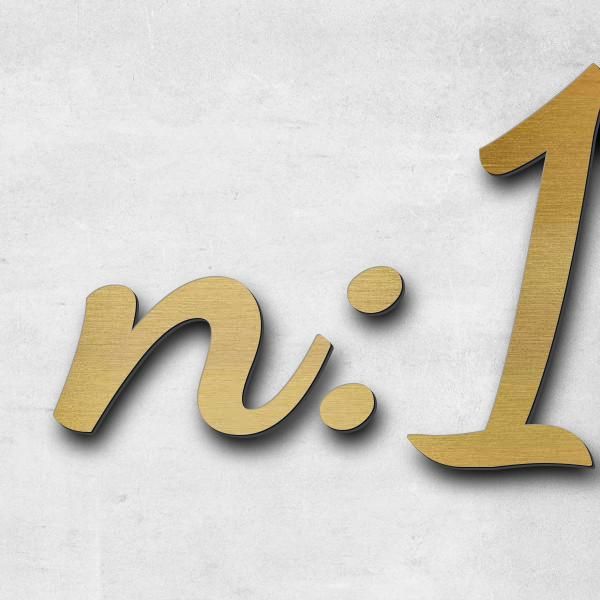 Schriftzug "n:17-11-1981", Acryl-Kunststoff in Messing-Optik gebürstet - hochwertig & wetterbeständi