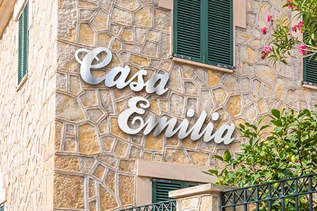 Schriftzug Casa Emilia aus Edelstahl