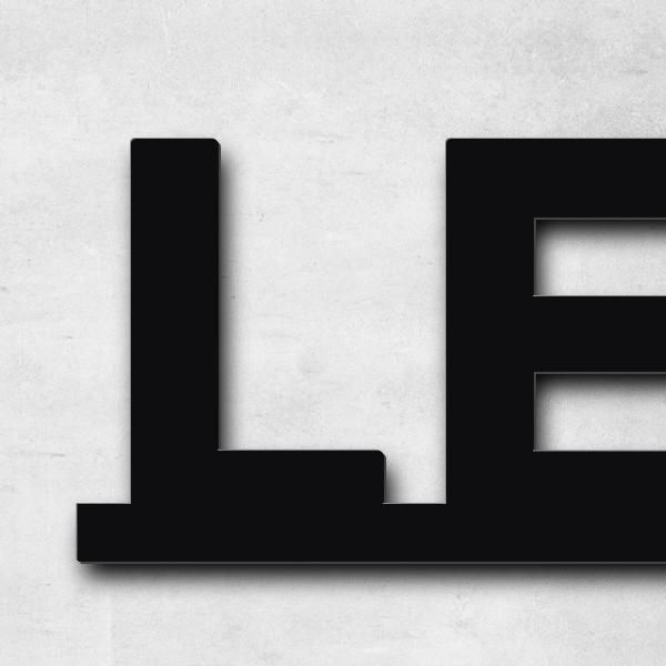 Schriftzug "LEE" in Schriftart "Baseline", Edelstahl V2A pulverbeschichtet - hochwertig & wetterbest