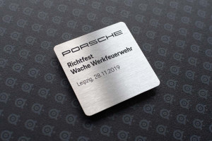Edelstahl-Plakette mit Siebdruck