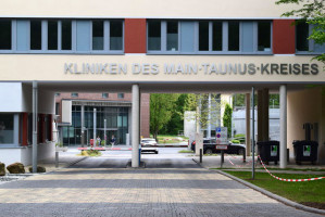 Edelstahlbuchstaben an Krankenhausfassade