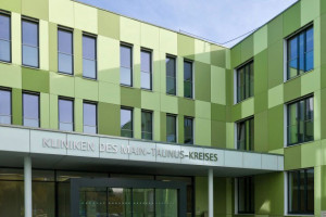 Edelstahlbuchstaben an Krankenhausfassade