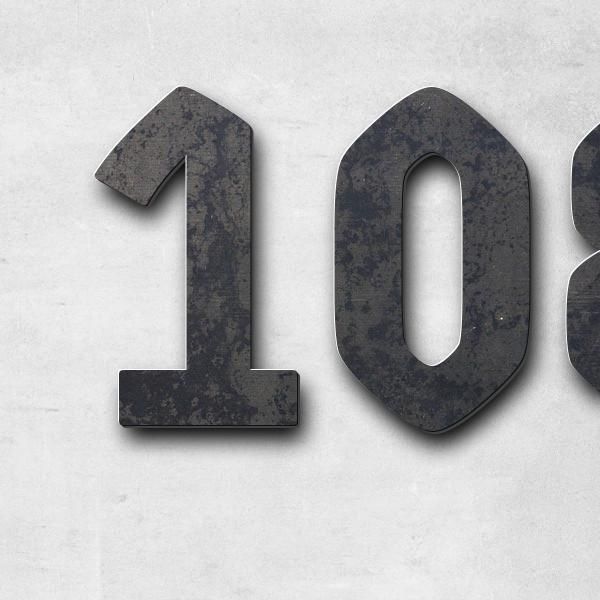 Schriftzug "108 m ü. NN" in Schriftart "Fraktur", Cortenstahl unbehandelt - hochwertig & wetterbestä