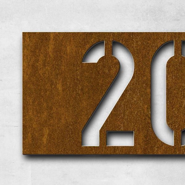 Schriftzug "*20.0.1966" in Schriftart "Blash", Cortenstahl voroxidiert - hochwertig & wetterbeständi