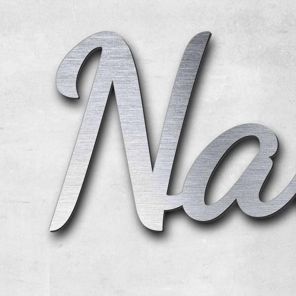 Schriftzug "Nails by Queeinna" in Schriftart "Filigrano", Acryl-Kunststoff in Edelstahl-Optik gebürs