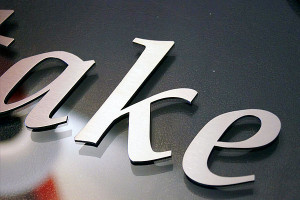 Edelstahlbuchstaben auf Acrylglasplatte