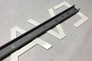 Metallbuchstaben auf Tragschiene