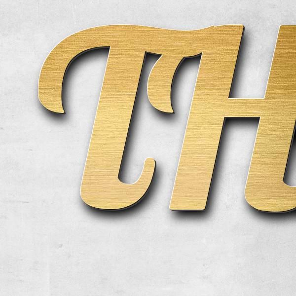 Schriftzug "THea Wronka" in Schriftart "Catdog", Messing geölt mit hartöl - hochwertig & wetterbestä