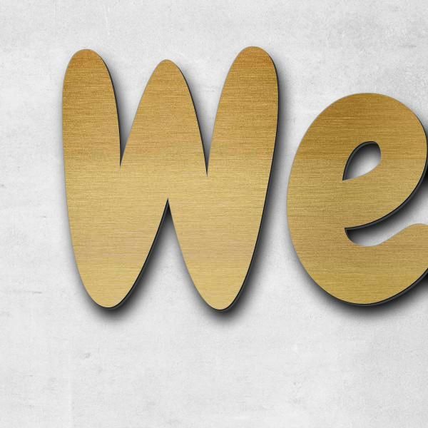 Schriftzug "Wellnessmassagen", Acryl-Kunststoff in Messing-Optik gebürstet - hochwertig & wetterbest