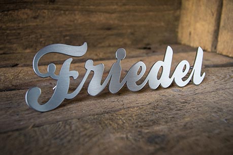 Schriftzug Friedel aus Edelstahl