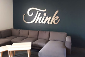 Think-Schriftzug im Büro
