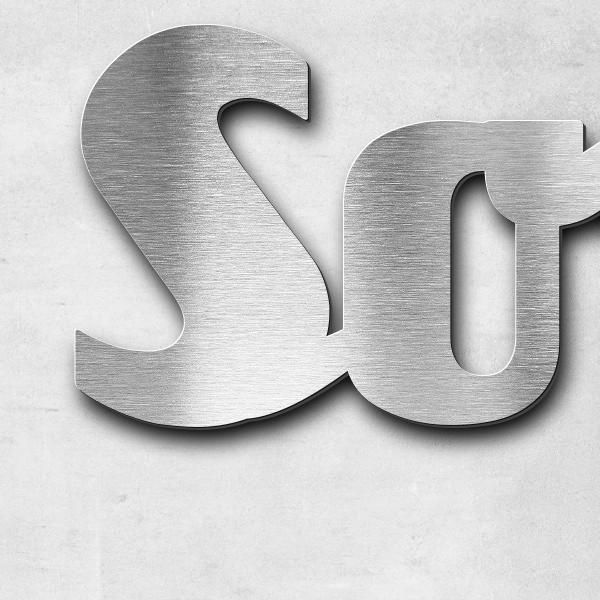 Schriftzug "Sozial-Kulturelles Zentrum (SKO) im ÖGZ /" in Schriftart "Woofer", Edelstahl V2A gebürs
