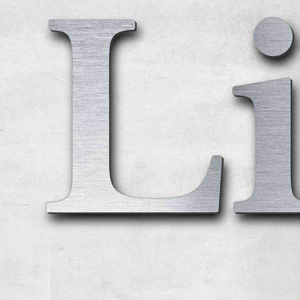 Schriftzug "Liege - Simulator" in Schriftart "Serif", Acryl-Kunststoff in Edelstahl-Optik gebürstet