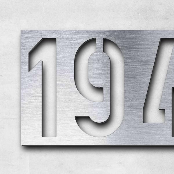 Schriftzug "1942-2019" in Schriftart "Blash", Acryl-Kunststoff in Edelstahl-Optik gebürstet - hochwe