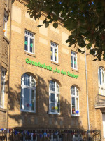 Pulverbeschichteter Schriftzug an Schule