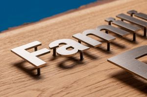 Bolzenbefestigung Bolzenbefestigung von Schriftzügen