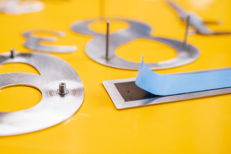 Befestigung von Schriftzügen aus Edelstahl Befestigung von Schriftzügen aus Edelstahl - Abstandshalter oder selbstklebend