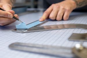 Selbstklebende Befestigung Selbstklebende Befestigung von Schriftzügen