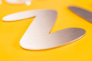 Gebürstete Oberfläche Detail Metallbuchstaben aus Edelstahl - gebürstete Oberfläche Detail