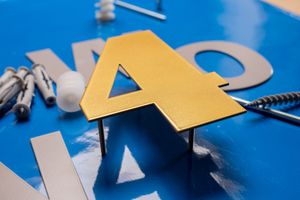 Pulverbeschichtung gold Pulverbeschichtung von Schriftzügen in gold