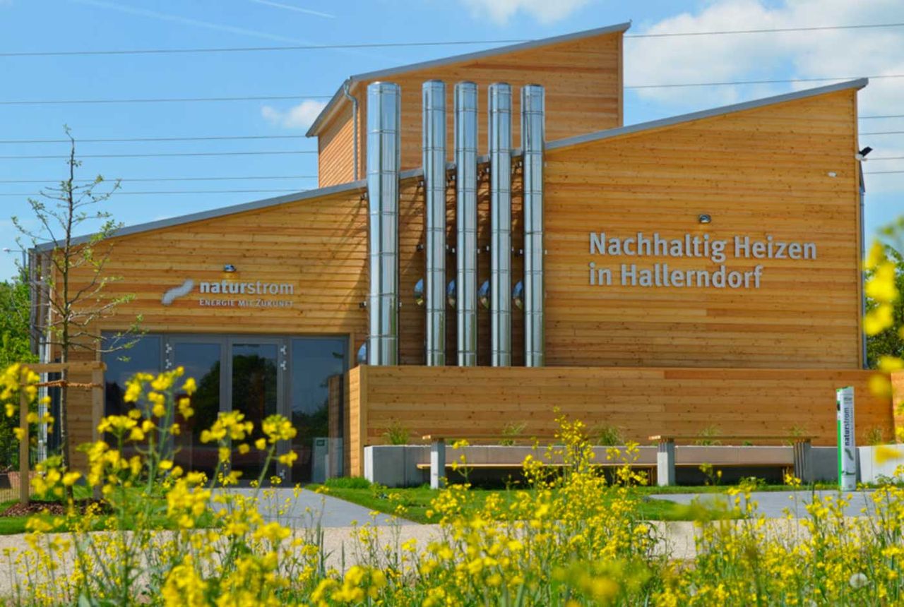 Inscription en acier inoxydable brossé sur la façade en bois