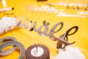 Hausnummer als Wort - poliert Hausnummer aus Edelstahl als Wort im Konfigurator gestalten - poliert