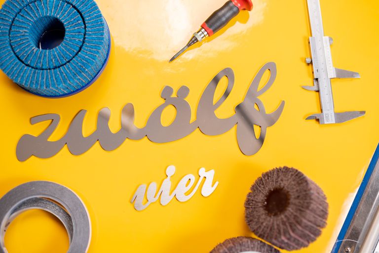 Hausnummer als Wort - zwölf Hausnummer aus Edelstahl als Wort im Konfigurator gestalten - zwölf