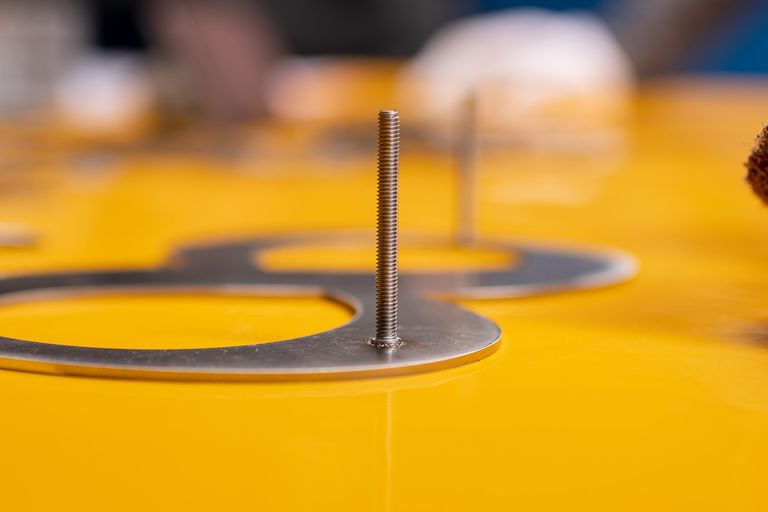 Hausnummer mit Abstandshaltern Hausnummer aus gebürstetem Edelstahl mit Abstandshaltern