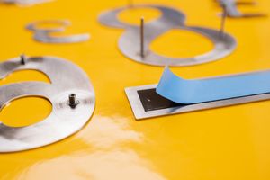 Hausnummern selbstklebend Hausunummer aus gebürstetem Edelstahl mit selbstklebender Befestigung