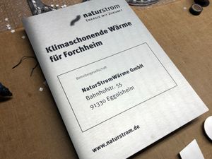 Schilder aus gebürstetem Edelstahl mit Lasergravur