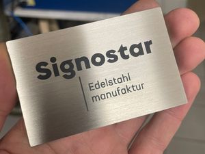 Schwarze Lasergravur auf Platten aus gebürstetem Edelstahl