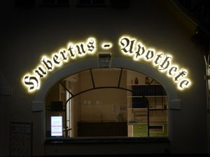 Firmenlogos für Apotheke mit LED-Hinterleuchtung