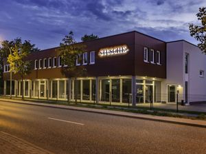 Firmengebäude mit Edelstahllogo und LED-Hinterleuchtung