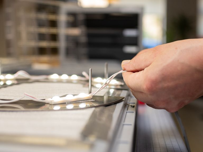 Firmenlogos aus Edelstahl - LED Hinterleuchtung mit LED Modulen