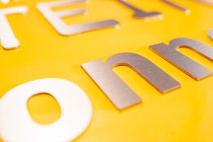 Metallbuchstaben Detail Metallbuchstaben aus Edelstahl - Detail gebürstete Oberfläche