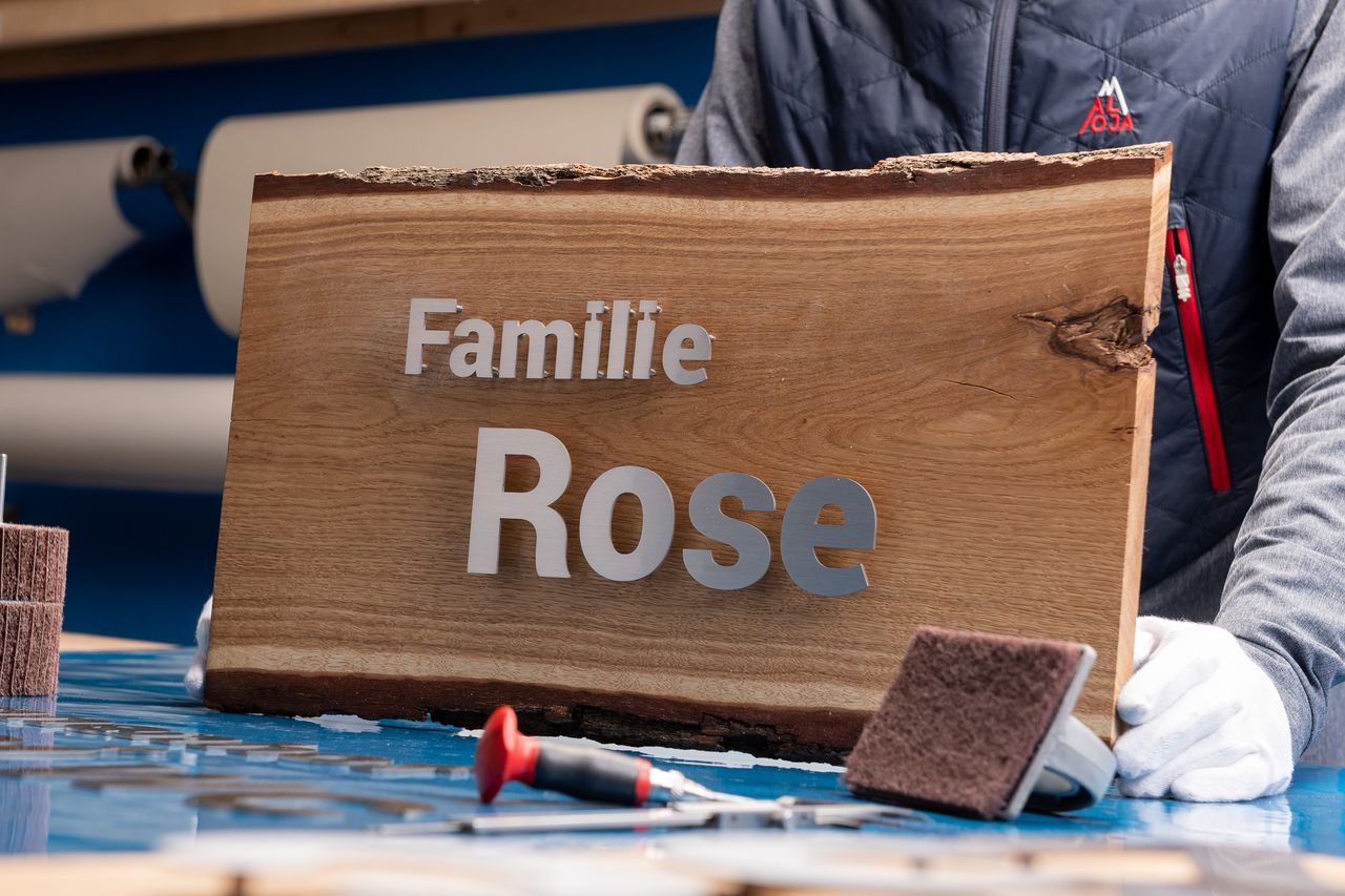 Inscription en acier inoxydable - Famille Rose - sur planche en chêne