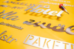Metallbuchstaben und Schriftzüge Metallbuchstaben aus Edelstahl - Schriftarten für verbundene Schriftzüge