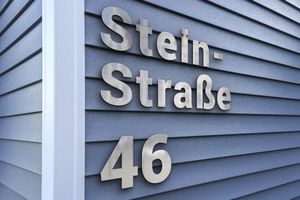 Hausnummer aus Edelstahl als Wort mit Straßenname