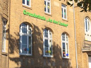 Pulverbeschichteter Schriftzug für die Fassade eines Schulgebäudes