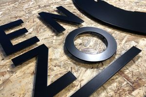 Pulverbeschichtung schwarz Pulverbeschichtung von Schriftzügen in schwarz