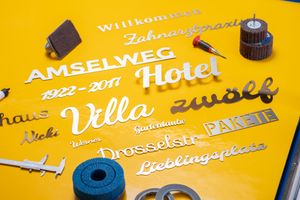 Schriftzug gestalten Verbundenen Schriftzug aus Metallbuchstaben selbst gestalten