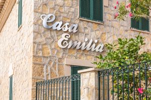 Schriftzug Casa Emilia aus gebürstetem Edelstahl