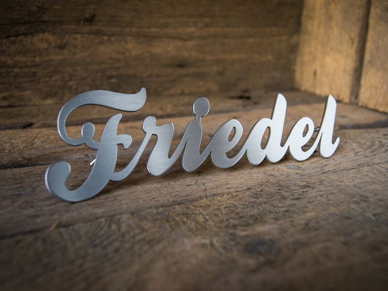 Schriftzug aus gebürstetem Edelstahl - Friedel