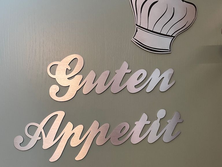 Schriftzug aus gebürstetem Edelstahl - Guten Appetit