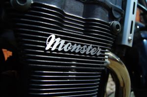 Schriftzug Monster aus gebürstetem Edelstahl an Motorrad