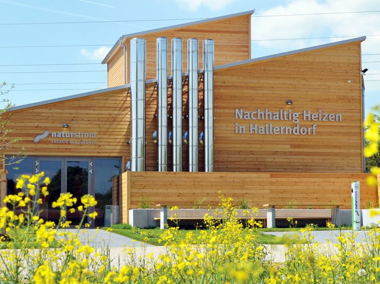 Firmenlogo aus gebürstetem Edelstahl an Fassade