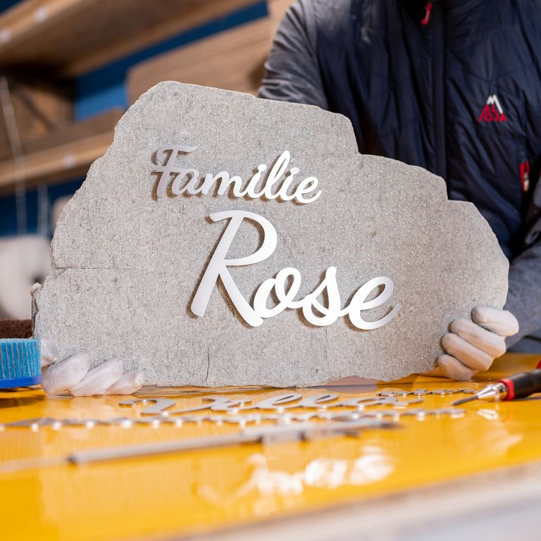 Schriftzug auf Findling Schriftzug aus gebürstetem Edelstahl auf Findling