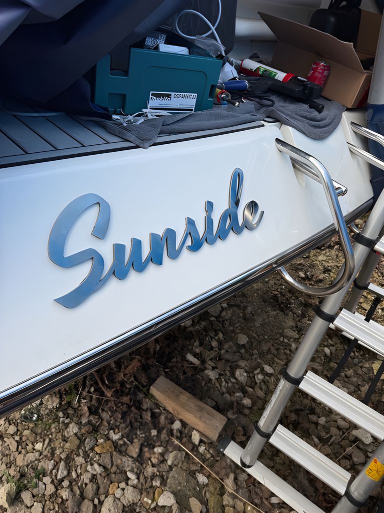 Schriftzug Klärchen aus poliertem Edelstahl an einem Boot auf einem Trailer