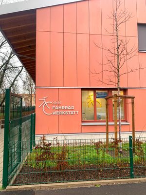 Firmenlogo aus gebürstetem Edelstahl an Vorhangfassade