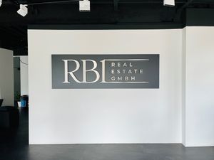 Firmenschild grau mit Edelstahlbuchstaben